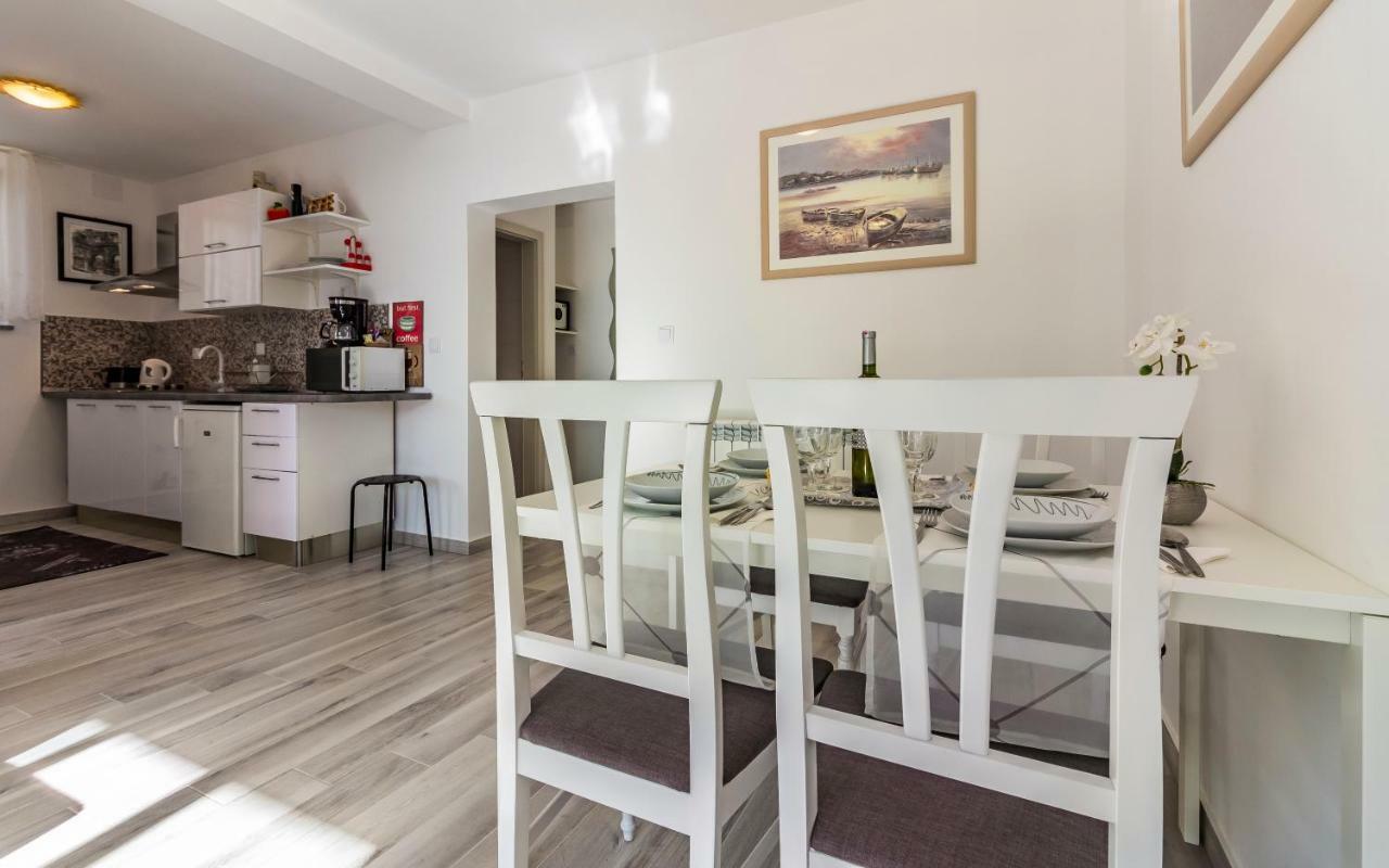 Apartment Mika Pula Exterior photo